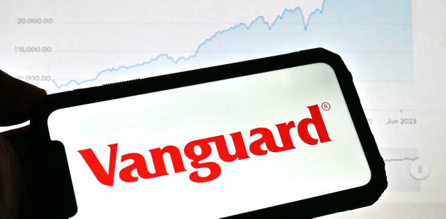🔥 Vanguard, з активами під управлінням ~$11 трлн, знімає заборону на крипто‑ETF. Уже з завтра їхні клієнти зможуть інвестува