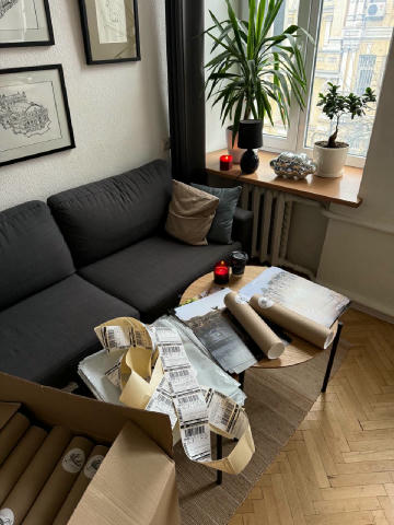 Перша частинка посилок вже поїхала до вас, а завтра — друга + міжнародні 📦🤍 Наразі залишилося 26 постерів, для замовлення п