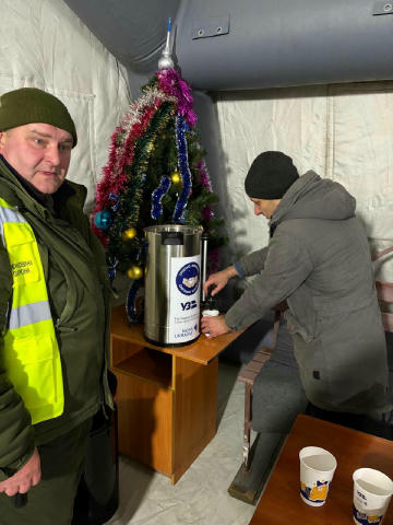 Залізничники у Фастові розгорнули тимчасовий мобільний вокзал поруч зі зруйнованим ворогом. Тут тепло та є все необхідне для