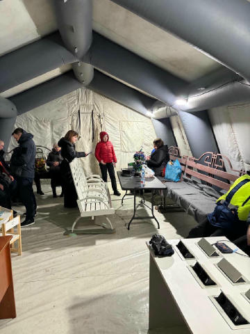 У Фастові залізничники розгорнули тимчасовий вокзал поруч із зруйнованою станцією Усередині тепло, є все необхідне для пасажи