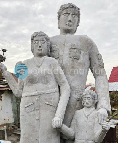 Жители Троицка хотели впарить памятник "семья орка солдата сво", но те дружно послали чиновников вместе с их памятником. Скул