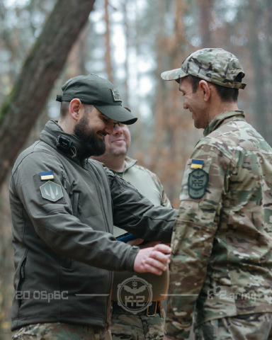 Вручення шевронів та нагород Командир батальйону підтримки Комфі вручив бійцям заслужені нарукавні знаки К-2 та нагороди за в