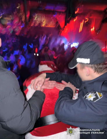 У Києві оштрафували працівника клубу, який переодягнувся у поліцейського та інсценував затримання Санта Клауса під час вечірк