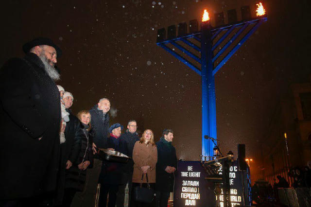 Віталій Кличко: Взяв участь у публічній церемонії запалювання першої свічки на Ханукії, традиційно встановленій на Майдані Не