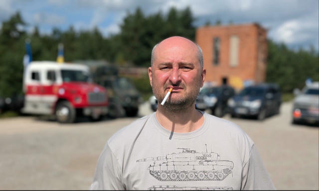 Скажите - а я хорошо делаю свою работу? И журналистскую, и волонтерскую? Хотя, какая сейчас к чертям журналистика. Время слов