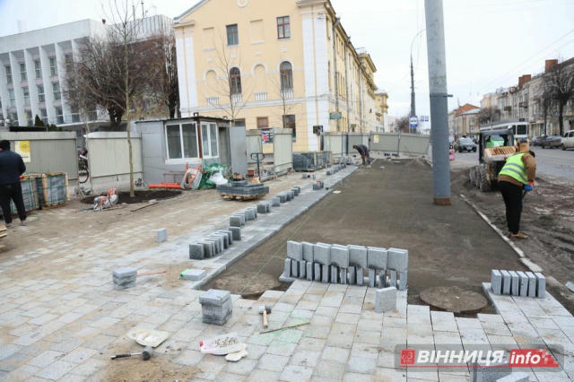 ⚡️Ремонт активно відбувається у центрі Вінниці. Уже більша частина майданчика застелена новою тротуарною плиткою. Майдан стан
