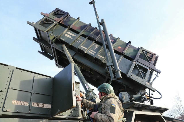 Лише частина з того озброєння, що стоїть на варті неба 🫡 ⚡️ Фото1: ЗРК Iris-T 🦾 Фото2: ЗРК MIM-104 Patriot ⚡️ Фото3: ЗРК БУ