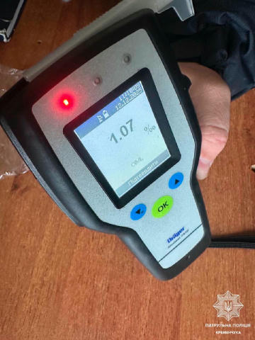 Патрулюючи містом, екіпаж патрульних помітив транспортний засіб Opel, водій якого порушив правила дорожнього руху. Патрульні