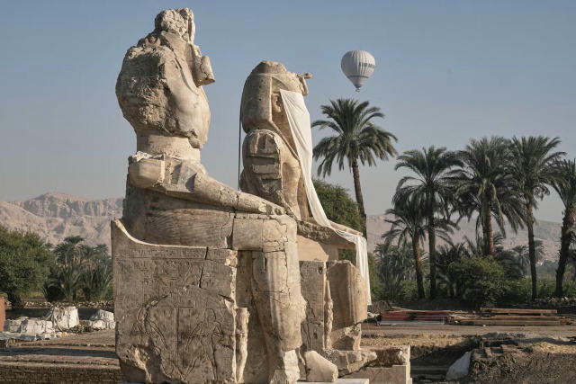 🏺✨ Колоси Мемнона знову у всій величі В Єгипті офіційно представили повністю відреставровані гігантські статуї фараона Аменх