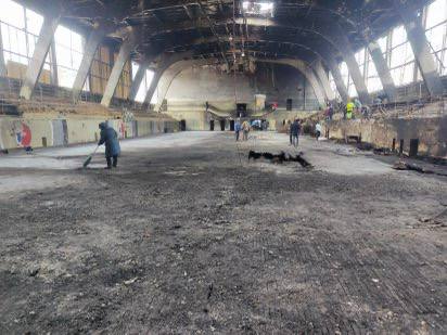 👌У Шостці містяни власними силами розчищають зруйновану спортивну арену У місті Шостка після обстрілу ворожими дронами-камік