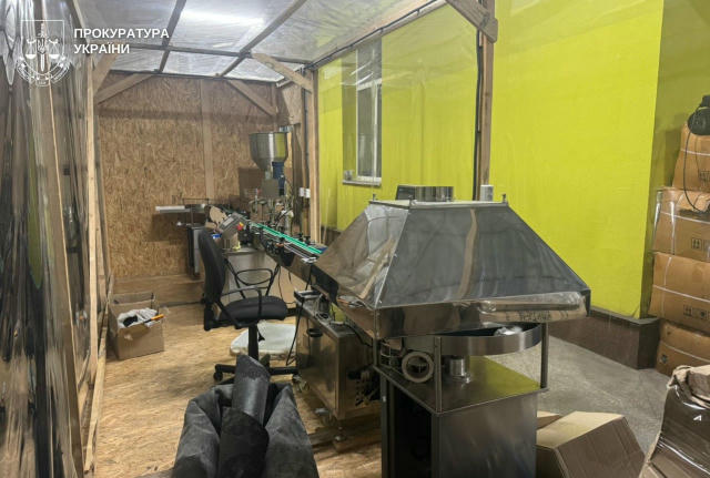 Викрили підпільний вейп-завод за 20 млн. грн. у Вінниці. Повний цикл виробництва, від сировини до продажу онлайн. Під час 17