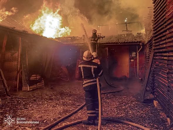 🤯Постраждала пенсіонерка внаслідок пожежі на цеху. Через розміри пожежі сталось поширення вогню на сусідню будівлю в наслідо