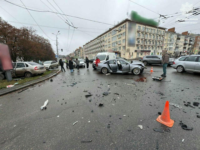 😳Жах! Ще кадри з місця ДТП на Сінній. Водій ВАЗ виїхав на червоний сигнал світлофора та врізався в Audi A6, що рухалася з ма