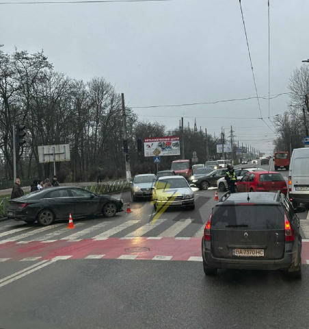 Автівки ускладнили проїзд на Героїв України-Каденюка. Сталася легка аварія, але проїхати складно. Якщо маєте можливість, омин