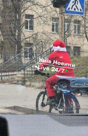 🎩На Васильківській помітили Санту на велосипеді із піцою Київ — пряма трансляція 👈 Надіслати новину