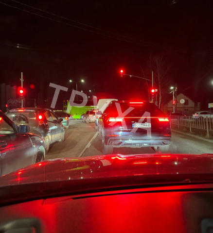 Дві смуги перекриті через ДТП на Стрийській/стадіон «Арена». Без жертв, але зелений автобус повністю перекрив проїзд. Рух в с