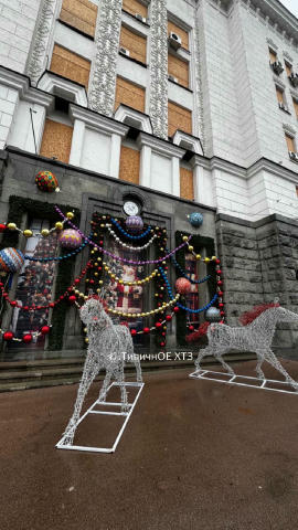 Еще одну фотозону монтируют возле горсовета.