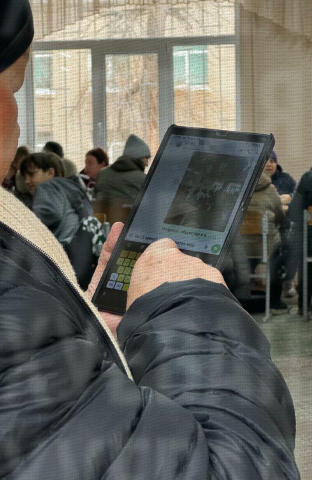 #нампишут Добрый день, ситуация в 78 школе (Люстдорфская дорога 152) в пункте незламності. Женщина лет 60+- отправляет на рос