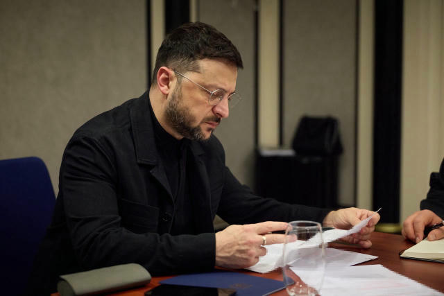 росія досі хоче забрати весь Донбас, але позиція України - не віддавати його, - Зеленський Він наголосив, що частину Донбасу,