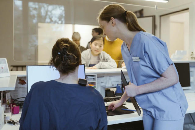 Переезжаешь в Германию работать или жить? Без медицинской страховки здесь никуда 🇩🇪 В Германии медицинская страховка обязат