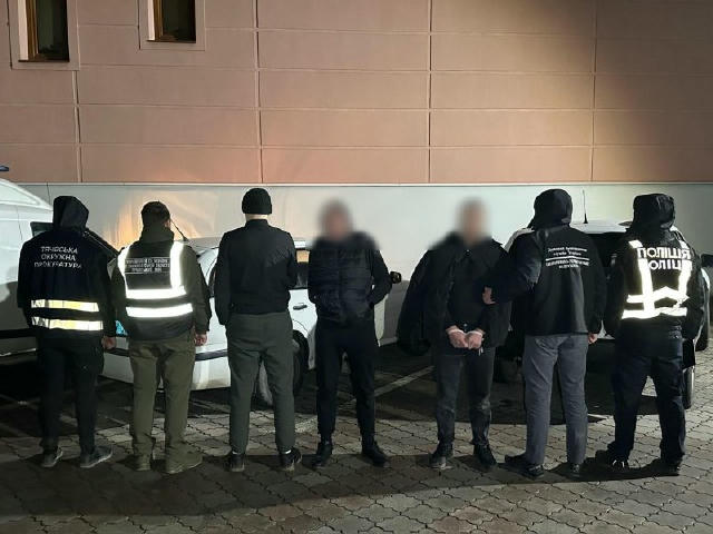 До Румунії за 8 тис. доларів: на Закарпатті затримали чоловіків, які обіцяли 24-річному житомирянину допомогти переправити йо