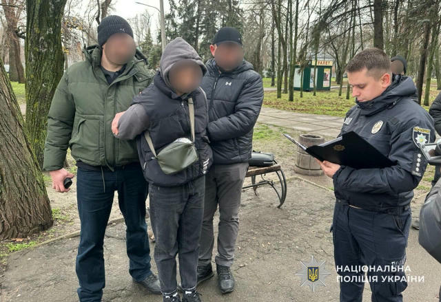 Мешканець Кривого Рогу вимагав гроші у знайомого, погрожуючи оприлюднити відомості щодо його особистого життя, які потерпілий