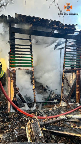 🔥 Горіла альтанка в дворі на вул. Шевченка, - ДСНС О 14:30 пожежу було локалізовано та оперативно ліквідовано. Постраждалих