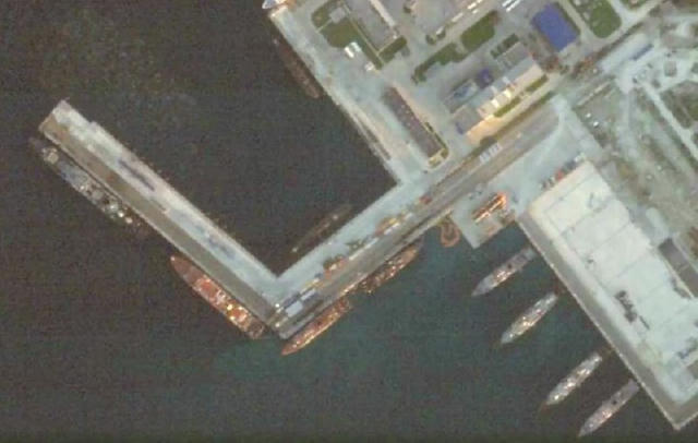 Спутниковые снимки бухты Новороссийска, а точнее, того места, по которому вчера был нанесен удар украинским БЭКом. Целились д