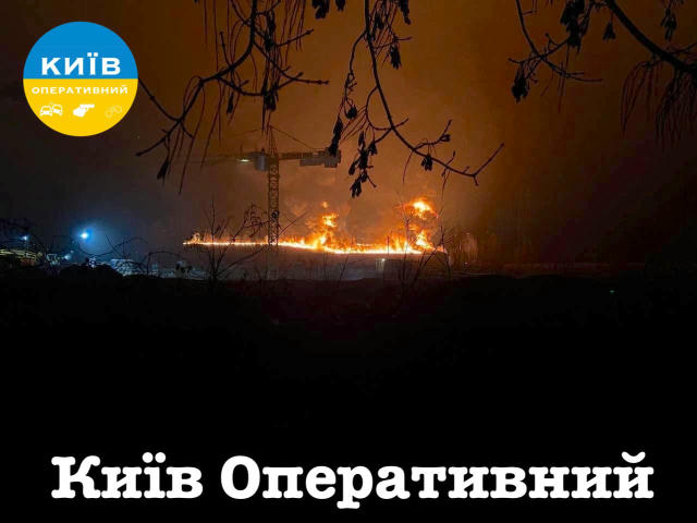 Біля ЖК Варшавський, на місці колишніх садів, палає покинута будівля. Рятувальники ДСНС вже прямують на місці.