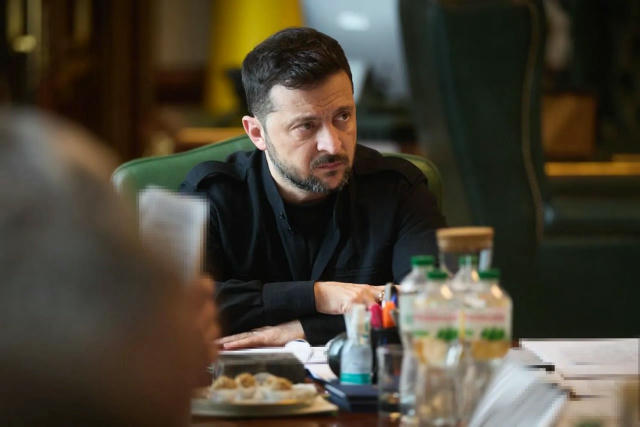 Зеленський хоче, щоб партнери допомогли Україні з виплатами сім'ям загиблих військових. "Ми підняли [на переговорах] питання