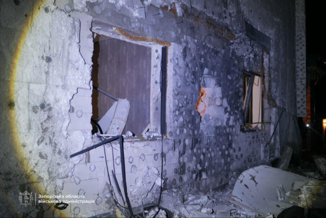 У Запоріжжі ліквідують наслідки ворожої атаки. ☎️ Всі, хто потребує допомоги, можуть звернутися: 📲міський кол-центр: 15-80 (