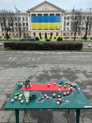 📍 Нова вулична інсталяція про війну, у якій Україна стала гральним столом. Про рішення, що приймаються далеко від фронту. Пр