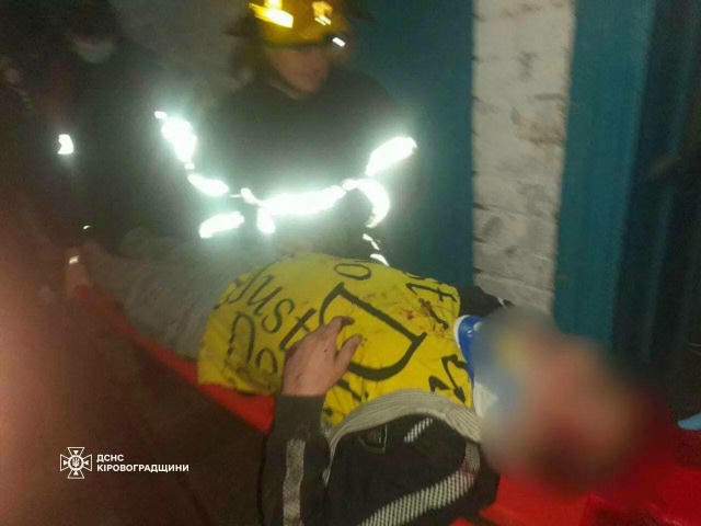 Жах! Чоловік впав у шахту ліфта у Світловодську. На жаль, він отримав травми, тож його доправили у лікарню. Будьте максимальн