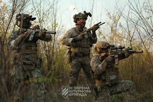 Український Донбас — місце кращих світанків. Між горизонтом і рельєфом донецьких степів — лише силуети розвідників Третьої шт