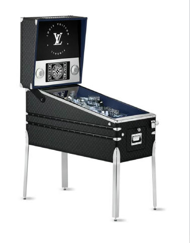 У Louis Vuitton зʼявився пінбол за $112 000 💰 Знову тяжкий люкс від Фаррелла Вільямса. Гра виглядає як справжній артобʼєкт.