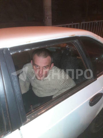 Час ахуїтільних історій. На Соколі чоловік розбив вікно в Москвичі, заліз у цю ж машину, знайшов пляшку Pepsi, випив і заснув