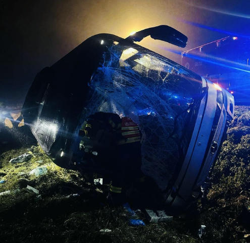 🇸🇰 У Словаччині перекинувся автобус з українцями — є постраждалі. Це сталося в ніч на 16 грудня. Автобус рухався трасою у н
