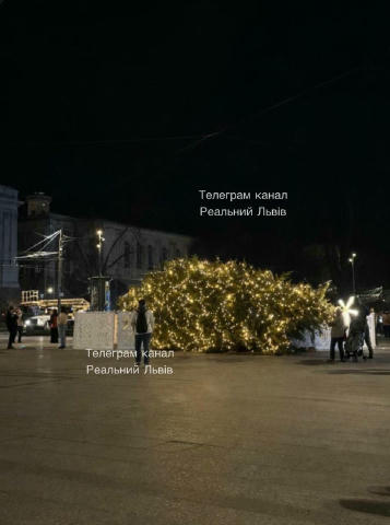 😭Местные каналы пишут, что во Львове упала главная елка города 🔍🔸Подписаться