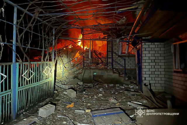 😡 Протягом дня ворог обстрілював Нікопольський район, — ДСНС У Мирівській громаді загорівся житловий будинок, під удар також