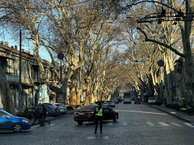 Доброго ранку! 17 грудня 2025 р., середа В Одесі хмарно з проясненнями. Без істотних опадів. Вітер південний, 7-12 м/с. Темпе