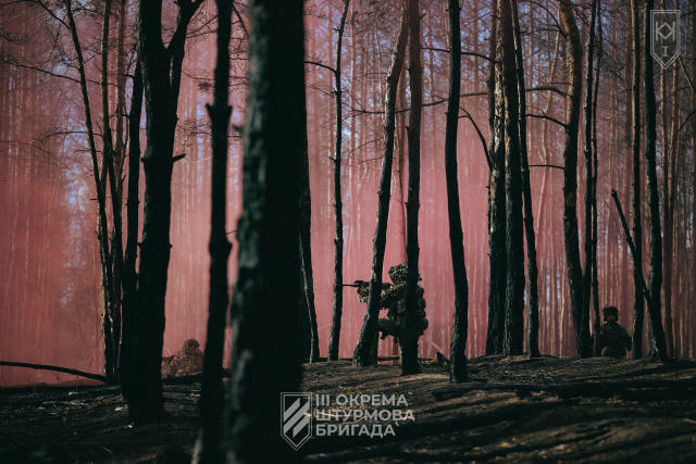 Штурмують роботи і бійці Третьої штурмової! Це передова технологій, і зачистку від противника в умовах лісу тепер здійснюємо