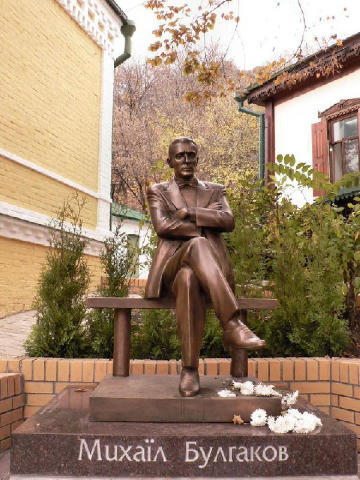 Київська міська рада проголосувала за знесення у столиці України памʼятника Михайлу Булгакову та Анни Ахматової Загалом прибе