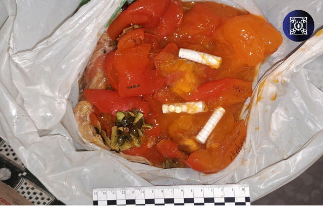 У Коростенській виправній колонії намагалися передати наркотики засудженому, сховавши їх у хурмі