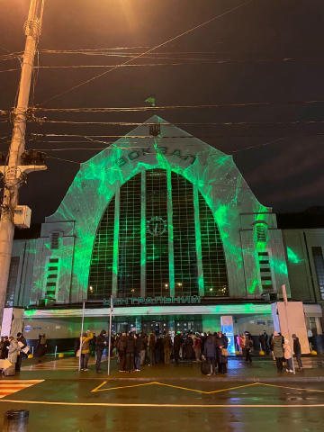 ✨ Фасад Центрального залізничного вокзалу в Києві засяяв по-новому Тут запрацювала масштабна інтерактивна світлова інсталяція