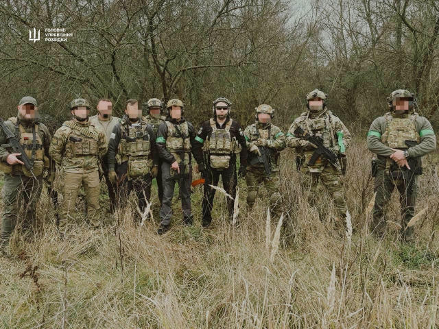 За хоробрість у боях з окупантами — Кирило Буданов на фронті нагородив бійців “Спецпідрозділу Тимура” 💪 Начальник Головного