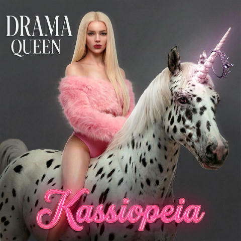 🎤 Kassiopeia — «Drama Queen» 19 грудня 2025 року українська виконавиця Kassiopeia презентує свій дебютний сингл «Drama Queen
