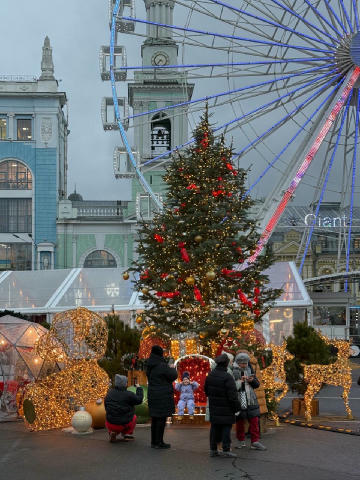 Різдвяне містечко на Подолі 🥁 Вчора прийшла сюди, щоб відчути ностальгію за 2021 роком, саме тоді востаннє ми були тут з чол