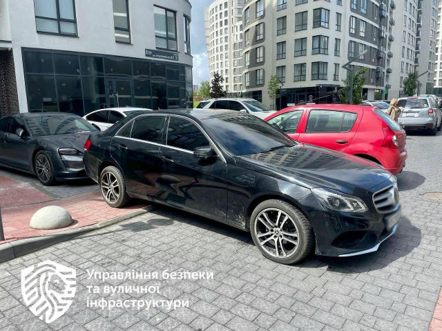 ❗️ Львів’яни отримали більше 400 штрафів за неправильне паркування у дворових зонах Найчастіше порушення фіксували на Пасічні