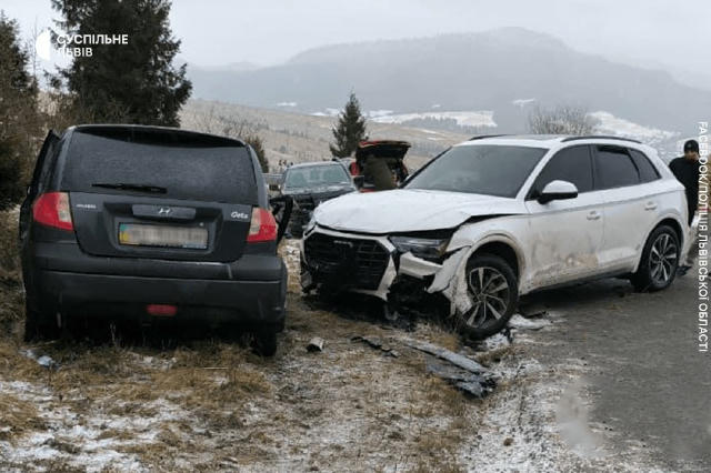 На Львівщині, у селі Мельничне, 24 грудня сталася ДТП за участю двох автомобілів. Унаслідок зіткнення до реанімації госпіталі