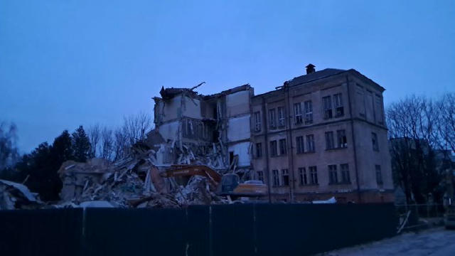 🏗 У Львові біля Піскових озер демонтували пʼятиповерховий корпус Львівської політехніки на Чупринки, 130 Замість нього зведу